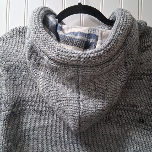 Men's Gray Cable Knit Sweater with Button Detail - Picture 5 of 16